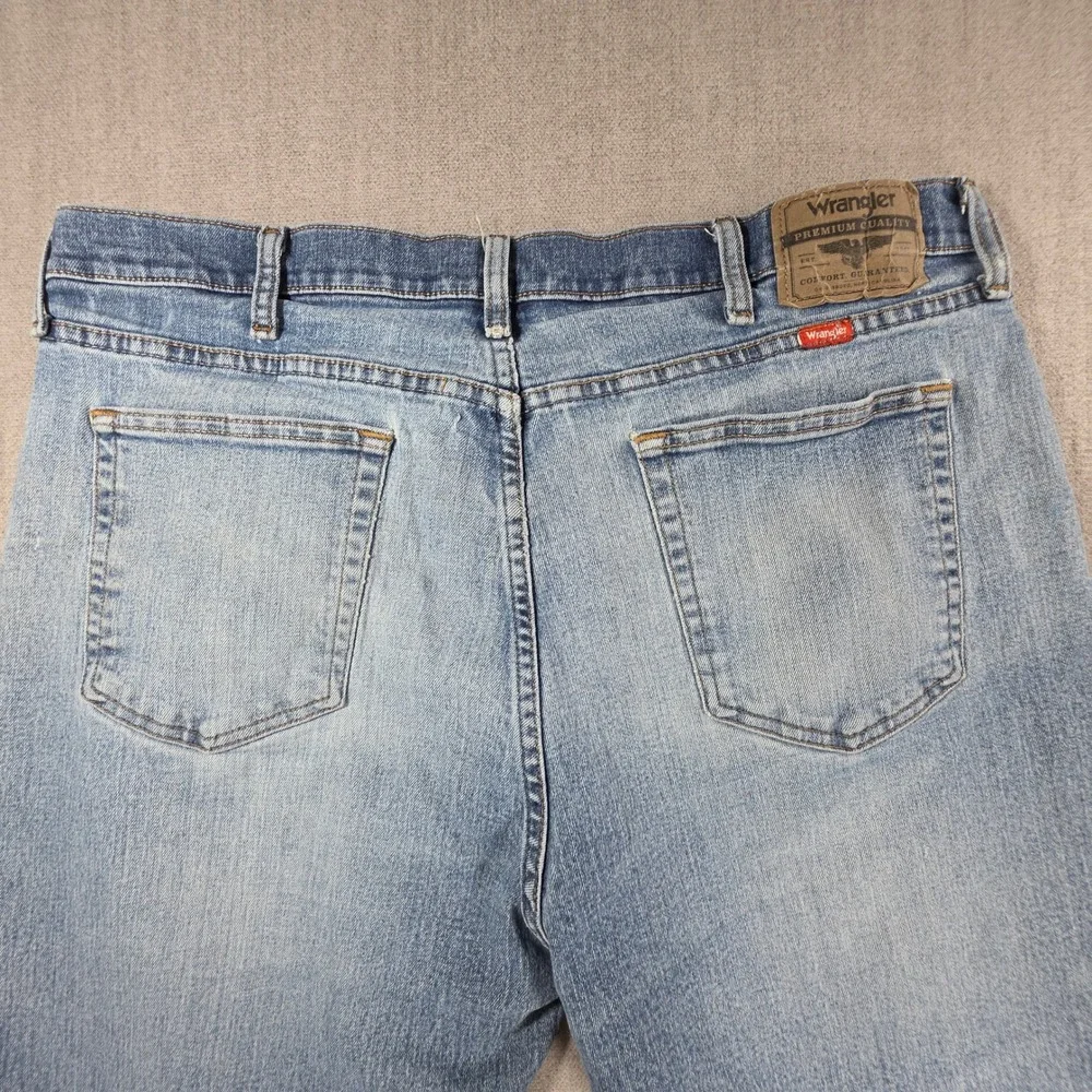 Wrangler Jeans Mens 38x32 Light Wash Relaxed Fit Distressed Denim 97FXWXD